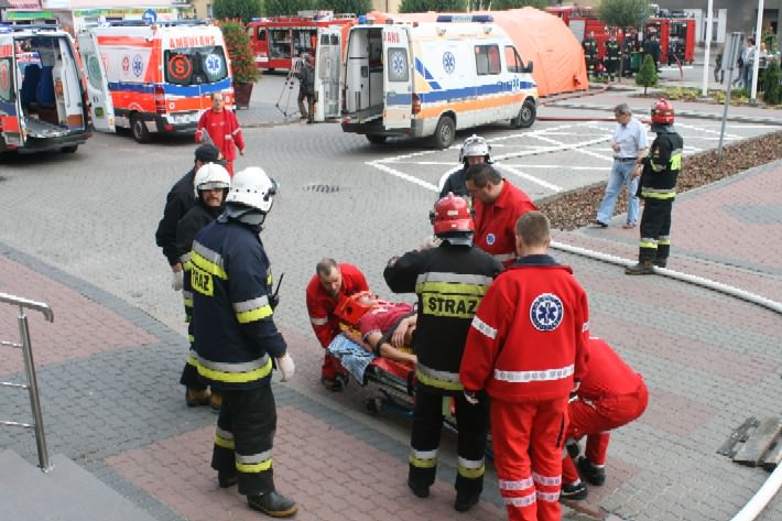 Najciężej poszkodowani byli natychmiast przewożeni do szpitala.