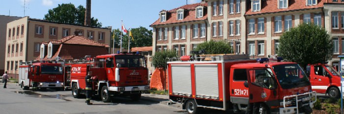 Wozy gaśnicze na tle Starostwa Powiatowego